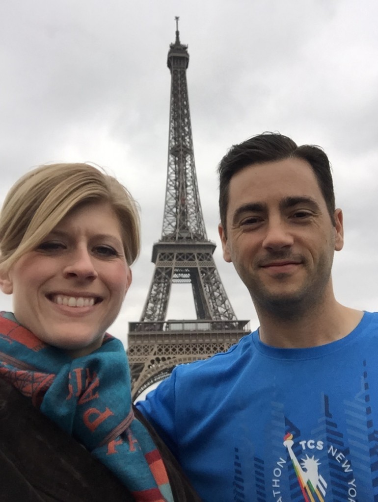 traveling-with-mobile-tech-eiffel-tower