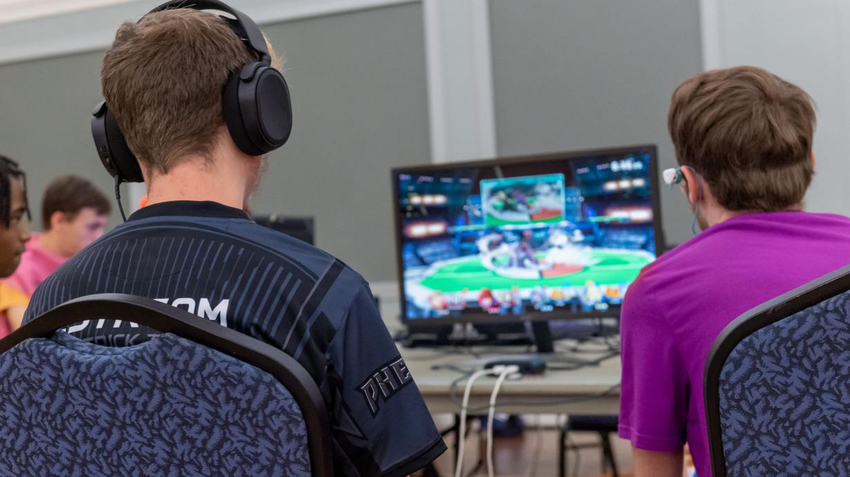 Students In The UNC-W Esports program Hone Their Skills In Practice. | Degree In Esports