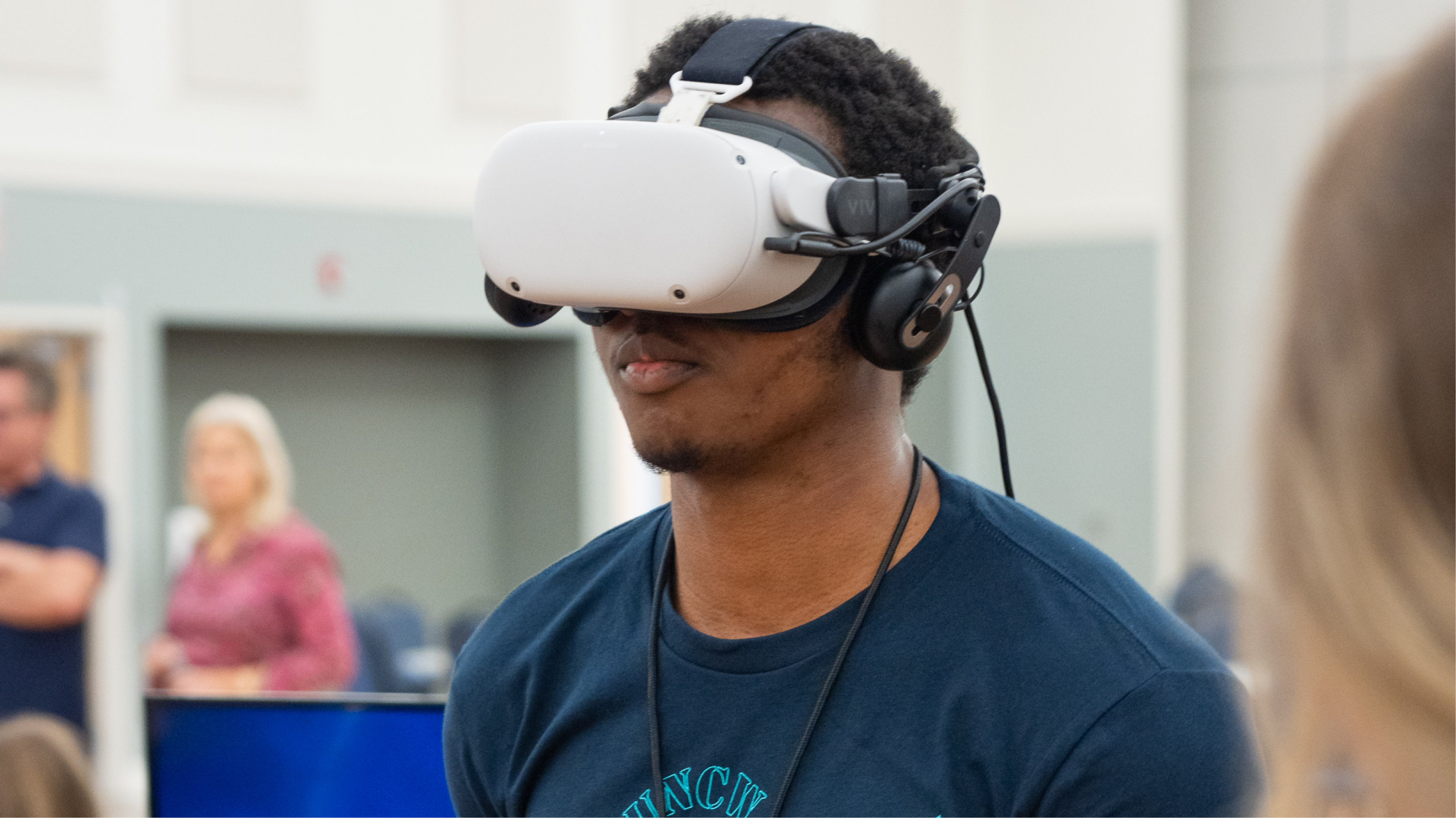 A UNC-W Student Tests A VR Headset. | Degree In Esports