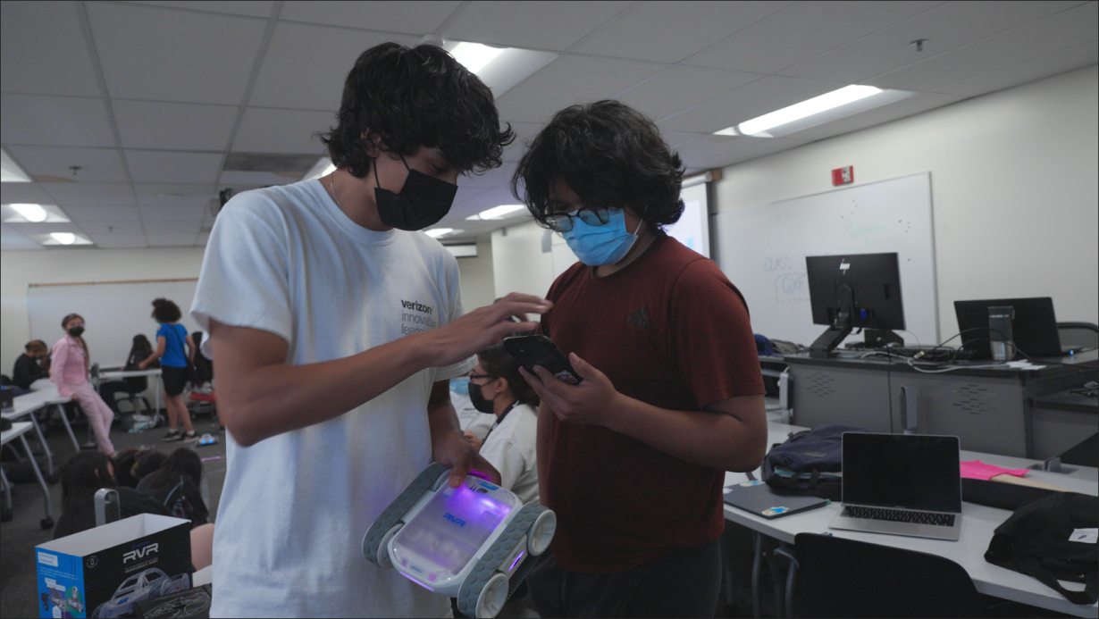 How a Middle-School Summer Program Builds Self-Identity With Tech and Mentorship | Verizon