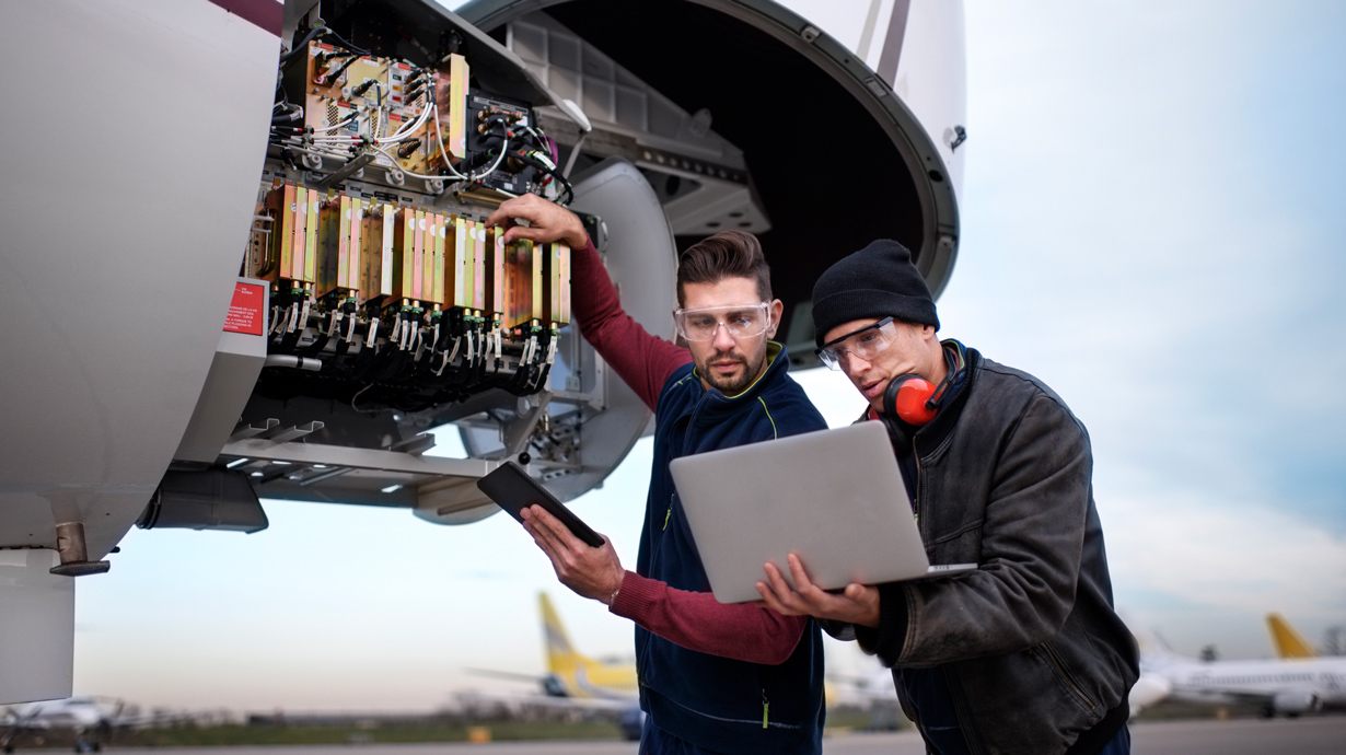 Aircraft Engineers Using Edge Computing For Airplane Maintenance