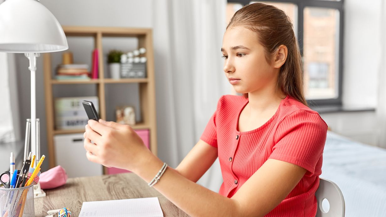 Parent Using Verizon Smart Family App For Daughter’s Online Access
