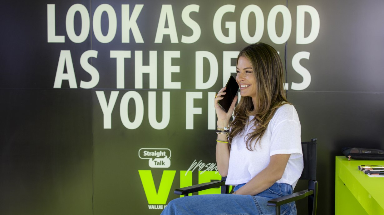 Straight Talk hosts green carpet event for Walmart VIPs Featured News