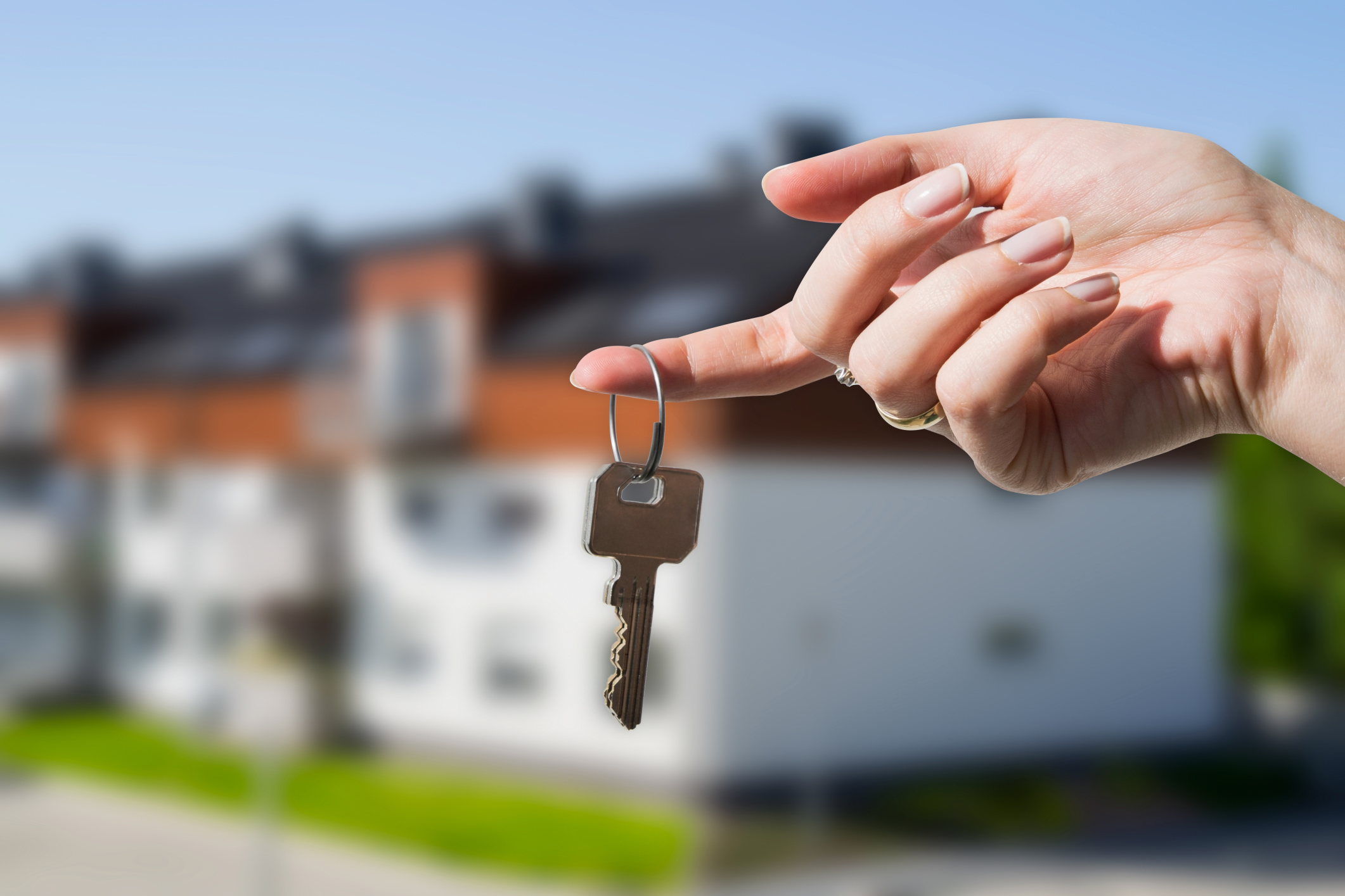 Продать недвижимость дарение. Ключи от квартиры. Домик с ключами. Ключи от квартиры в руке. «Ключи к дому».