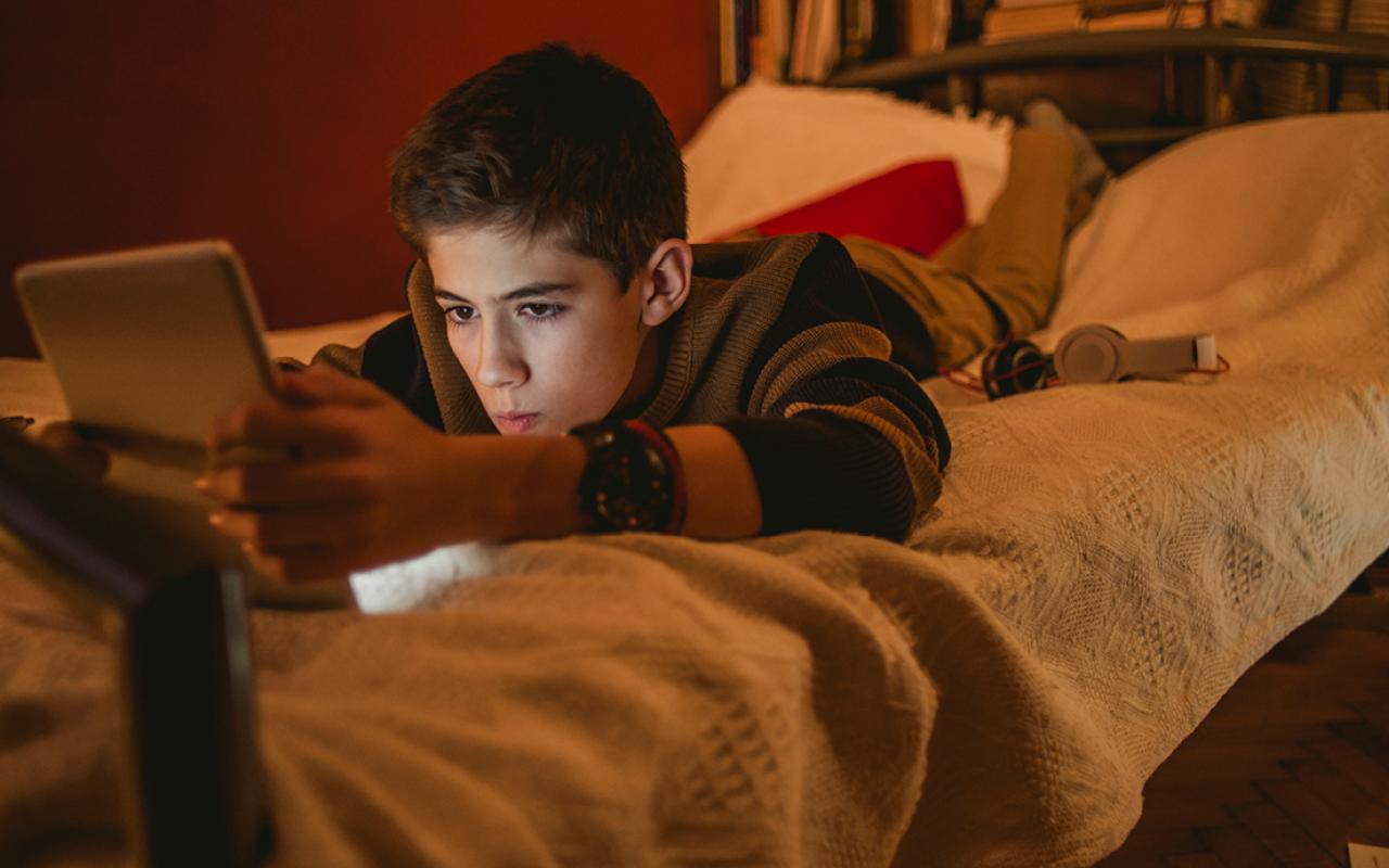 Screens, teens and sleep: How to outsmart the nightly routine | Featured  News Story | Verizon