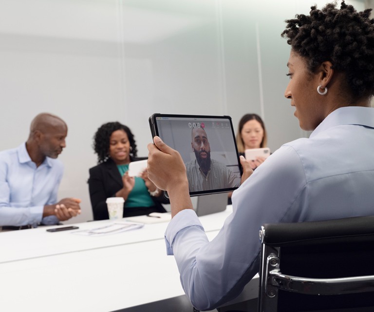 employee meeting 768x640