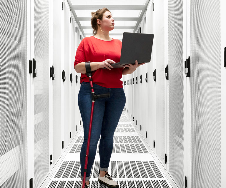woman using laptop 768x640