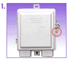 Imagen del dispositivo de interfaz de red con el tornillo de acceso marcado a la derecha.