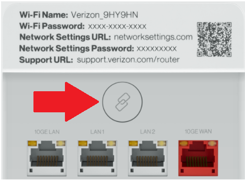 El botón de reinicio está ubicado encima de los puertos LAN de tu router